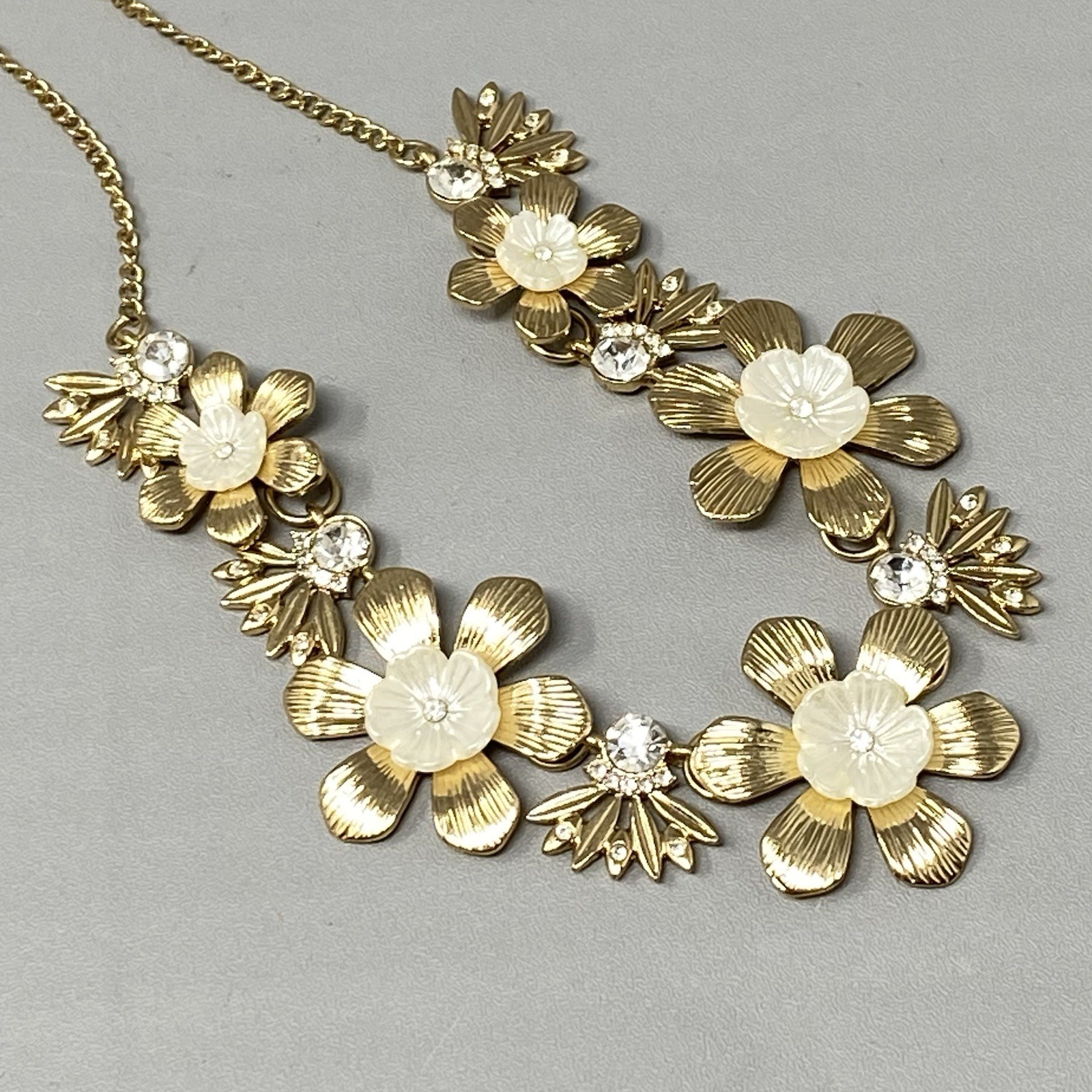 Gold Tone Chain Necklace Flower Links Collar Rhinestone Center Summer 20″