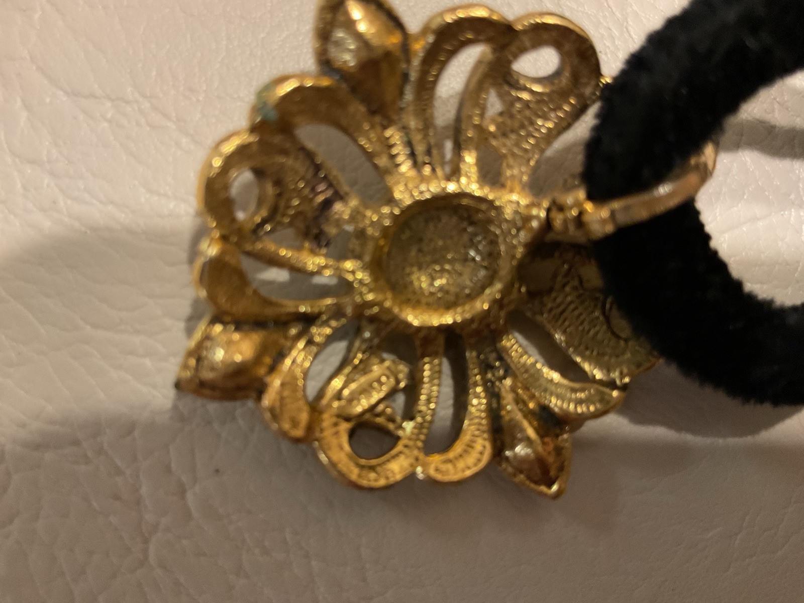 VIMTAGE AVON BLACK AND GOLD TONE NECKLACE CHOKER