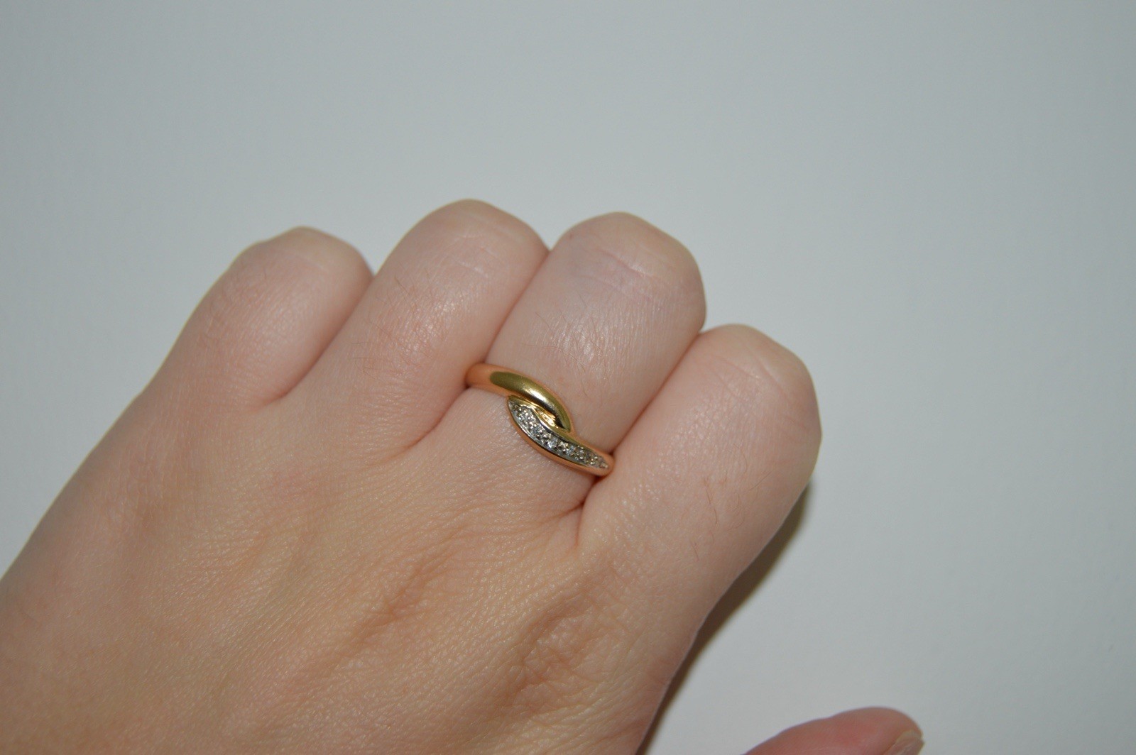 Vintage 9k Solid Gold Two Toned Diamond Wave Wrap Ring Size 7.5