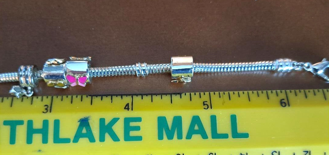 ESTATE FIND – IN THE STYLE OF PANDORA WITH 4 CHARMS – APPROX. 7″
