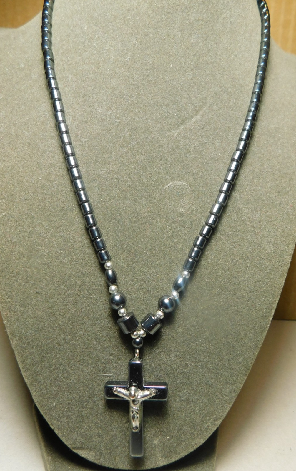 Unbranded~Hematite Metallic Luster Turn-Lock Necklace with Cross Pendant 18″