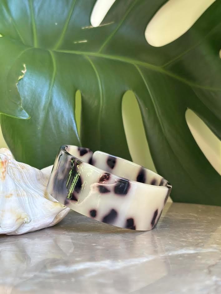 Hawaiian Design Jewelry Faux Carved Tortoise Shell Bangle Arm Cuff