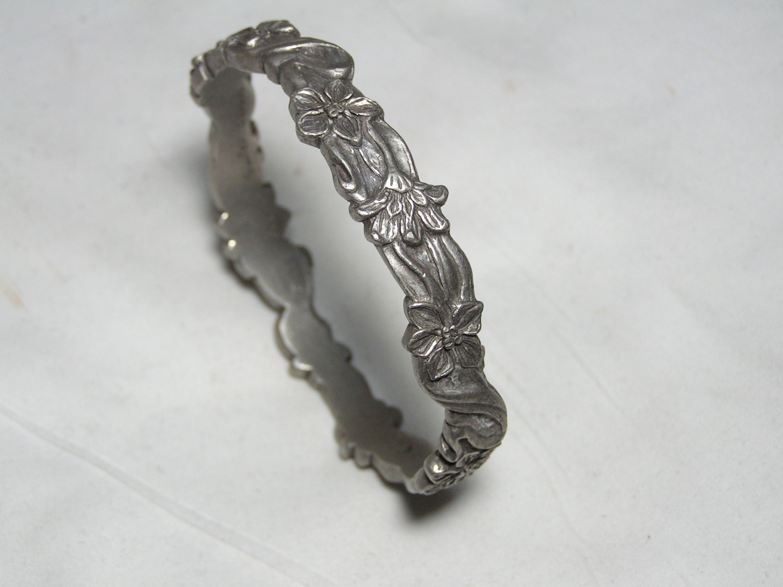 …Vintage SEAGULL PEWTER Flowers & Leaves Floral Bangle Bracelet…