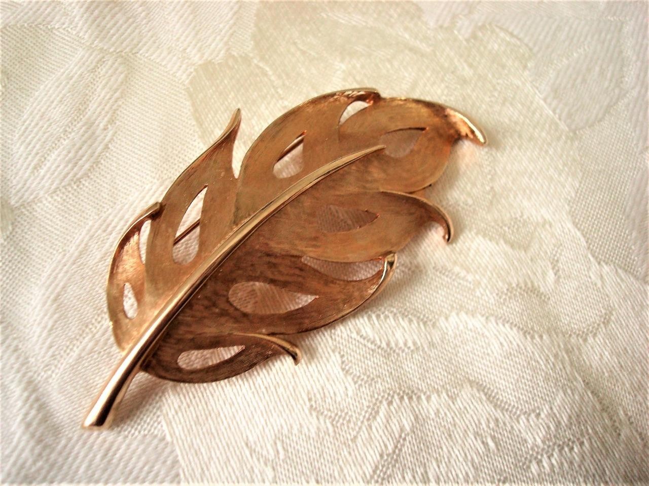 Large Vintage Textured Gold Tone Leaf Pin Brooch 1 5/8 x 3 3/8 In. KJ