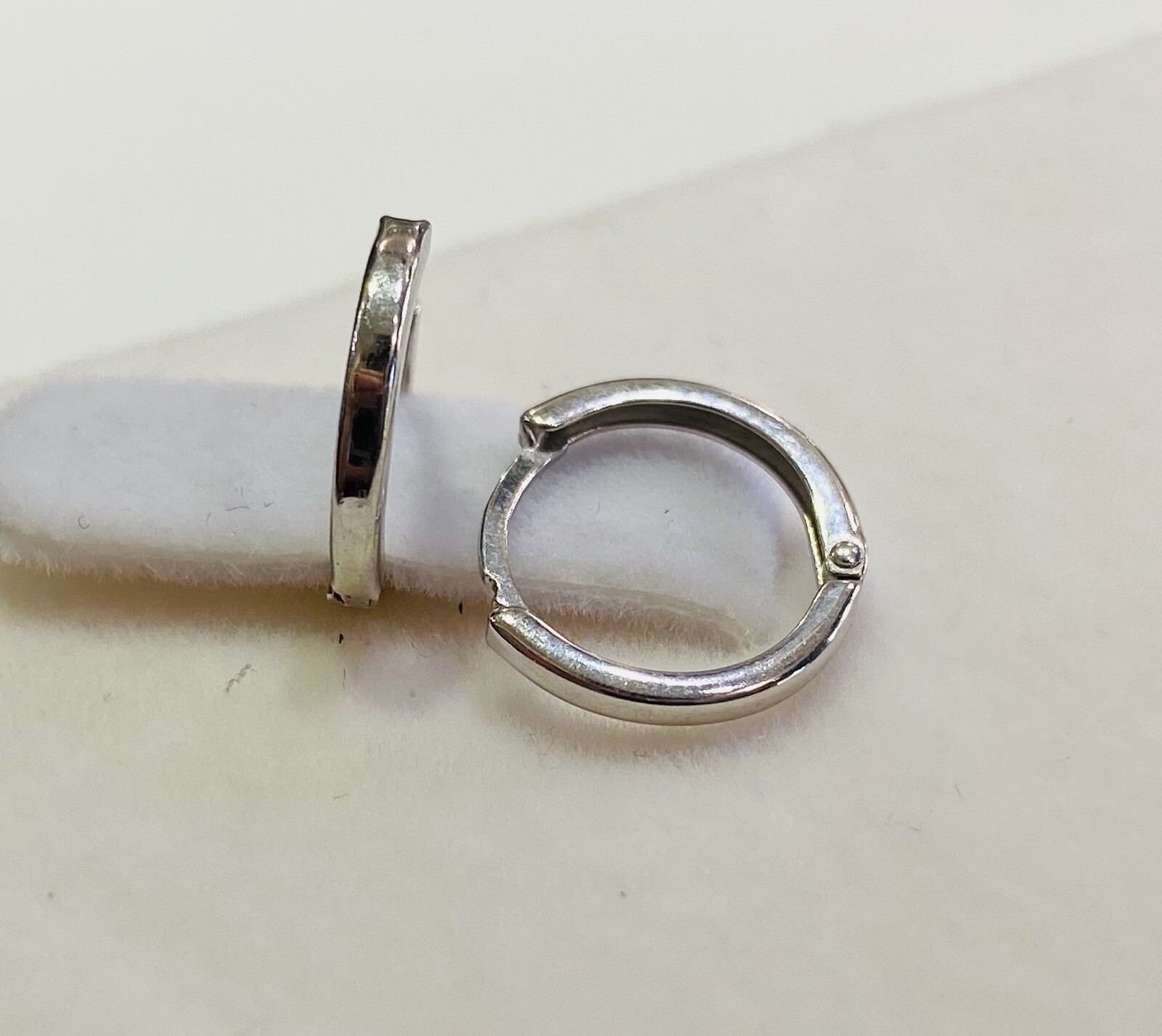 18k Solid White Gold Plain Hoop Earrings Round Huggie 10MM 0.95 Grams