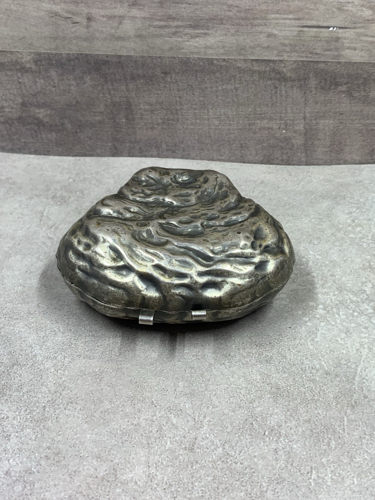 Vint. SHIELDS SEA GEMS 1940’s Clam Shell Peral Presentation Metal Box3.25″x3″x1″