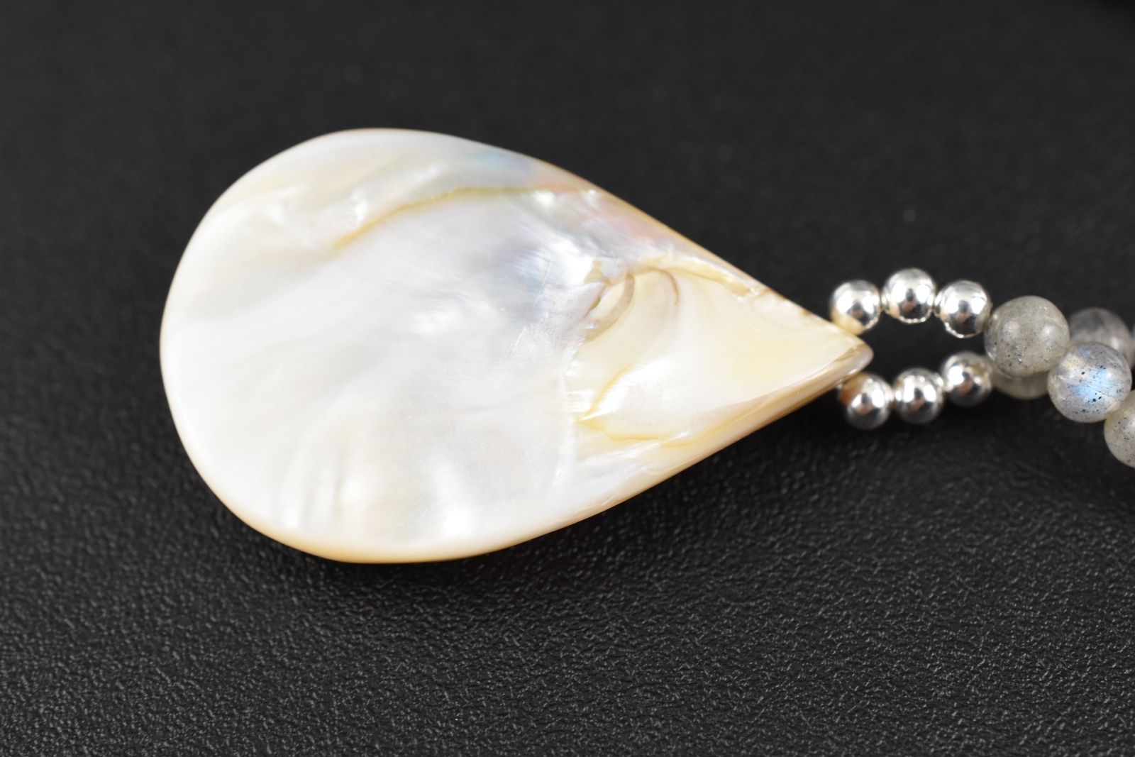 Elegant 17-1/2″ Sterling Labrodite Bead Necklace with Mother of Pearl Drop