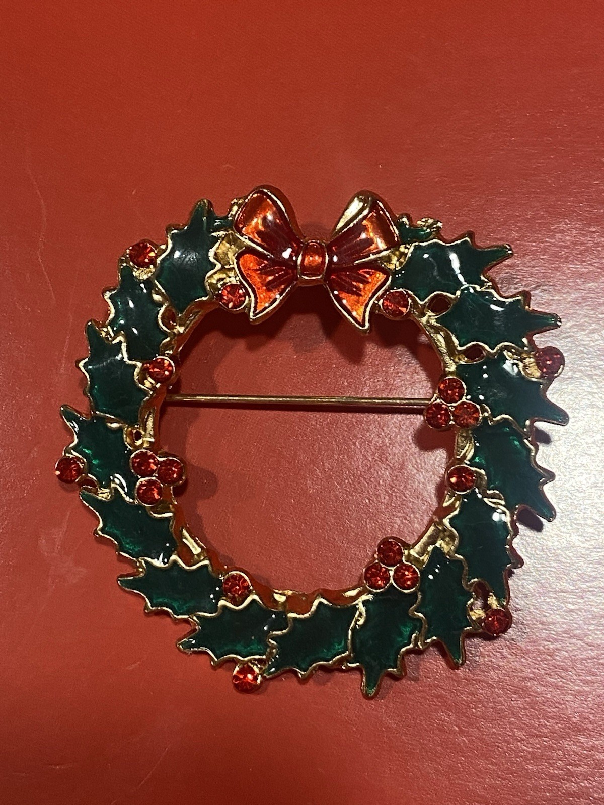 NWT Holiday Time Bejeweled Christmas Wreath Gold Tone Enamel Brooch Pin