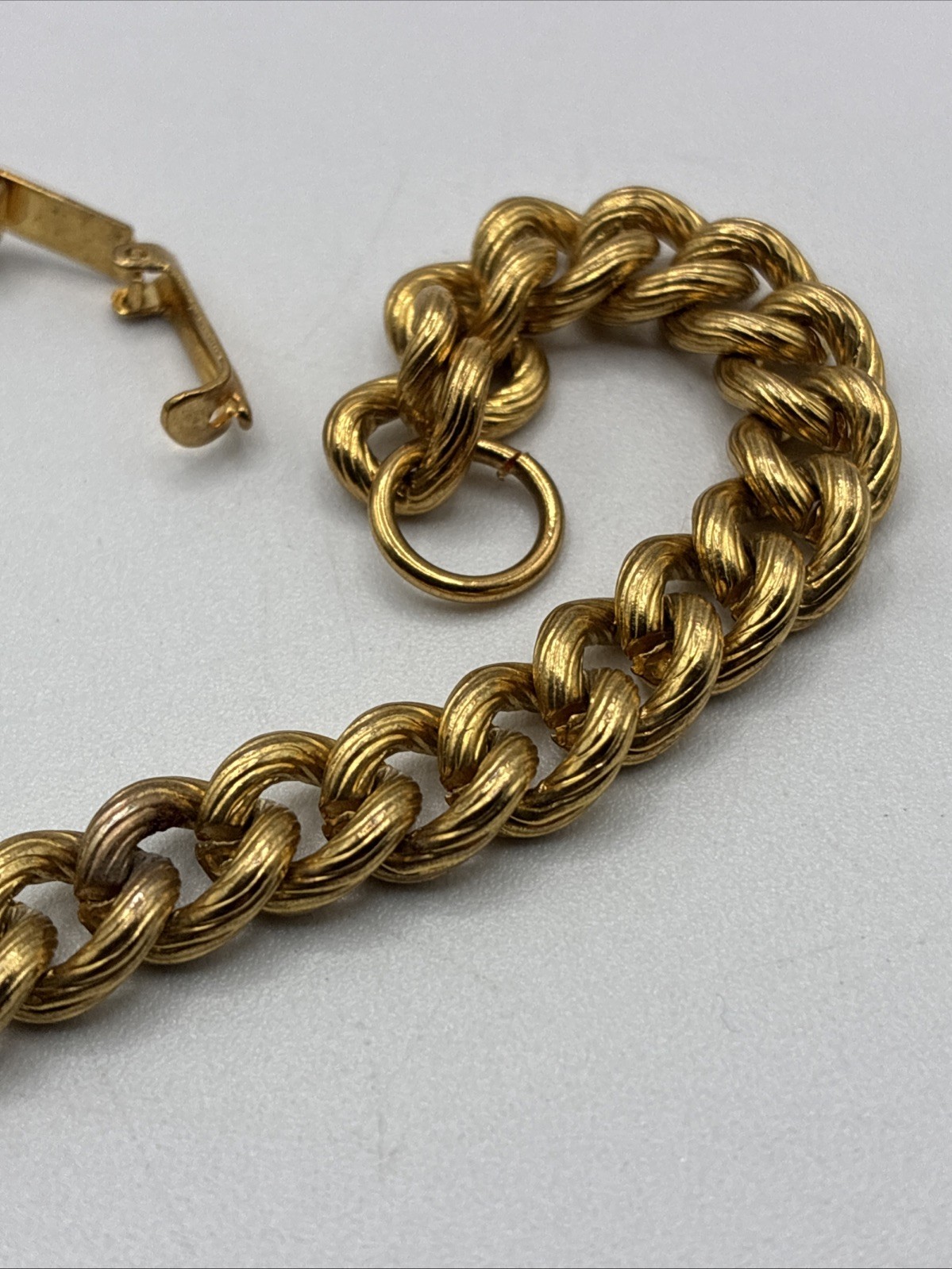 Vintage Gold Tone Curb Chain Bracelet Textured Cuban Link Fold Over Clasp 7.25″