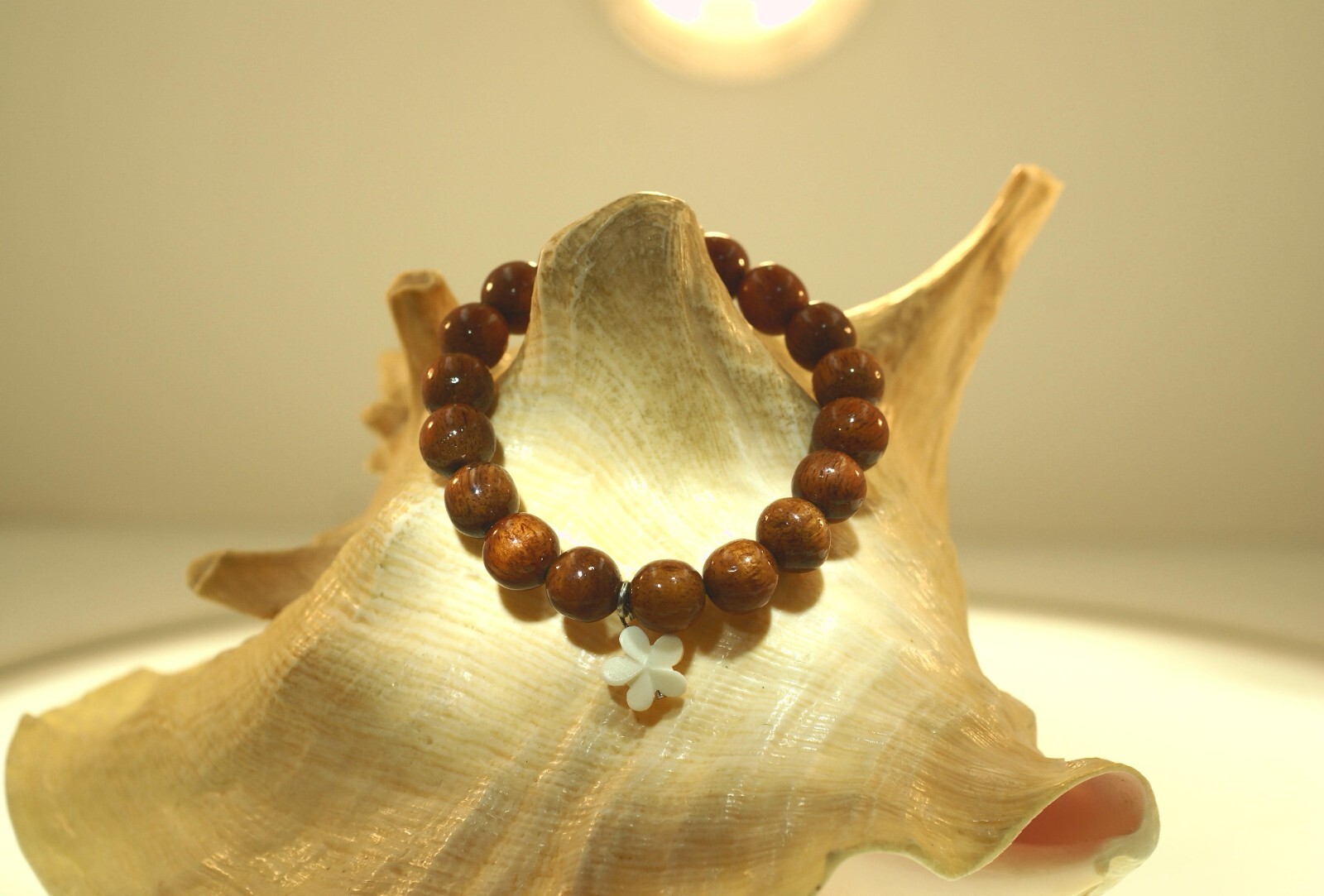 10MM HAWAIIAN KOA WOOD ROUND BALL BEAD & CARABAO BONE PLUMERIA STRETCH BRACELET