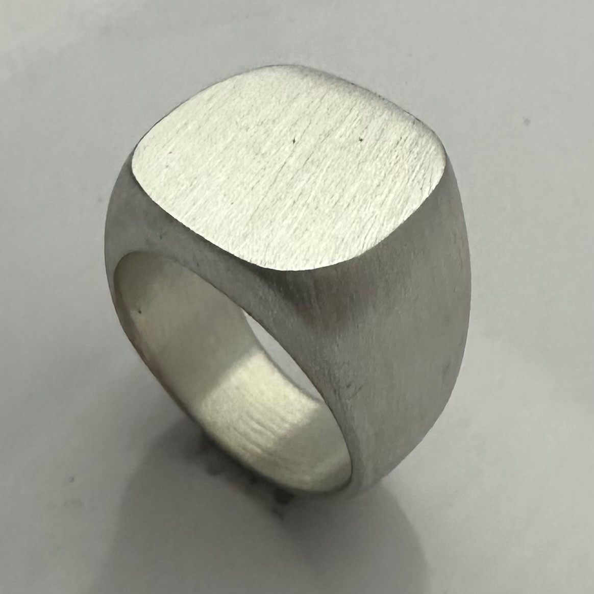 MJG STERLING SILVER SIGNET RING PLAIN TOP. 27 GR.. SZ 10 1/4