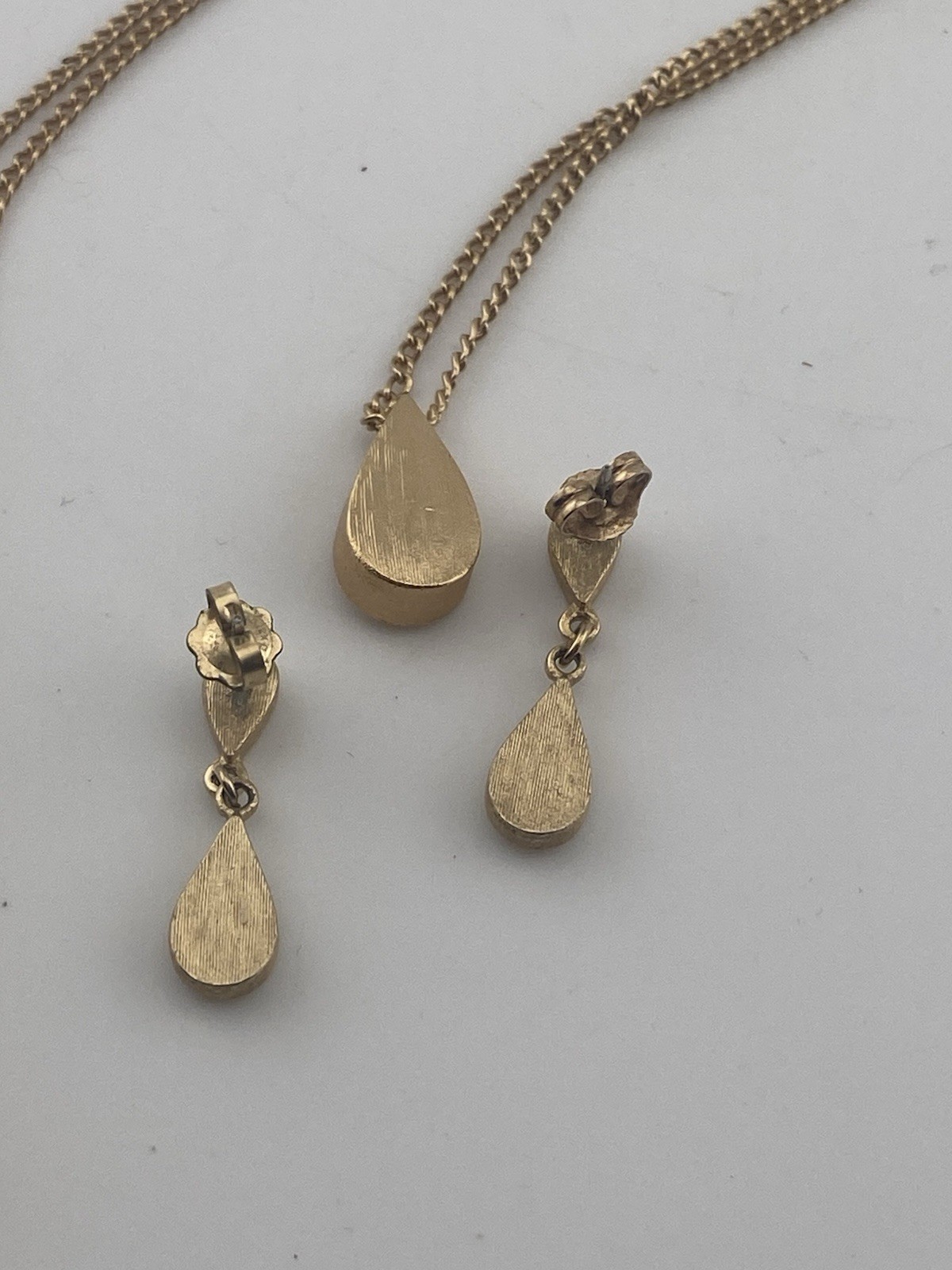 Vtg Avon Faux Amethyst Teardrop Goldtone Necklace & Pierced Earrings