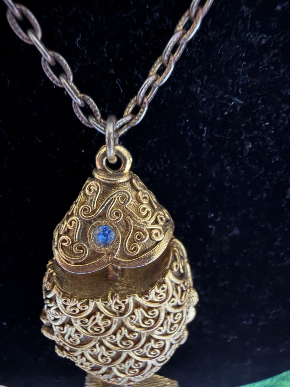 MAX FACTOR PENDANT SOLID PERFUME COMPACT NECKLACE goldtone FISH