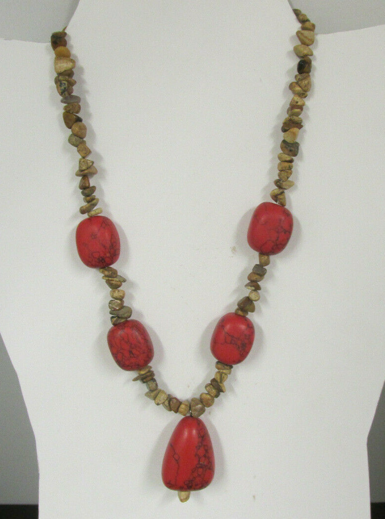 NATURAL STONE RED BLACK BEADS & CHIPS 10 1/2″ LONG TOGGLE CLASP NECKLACE