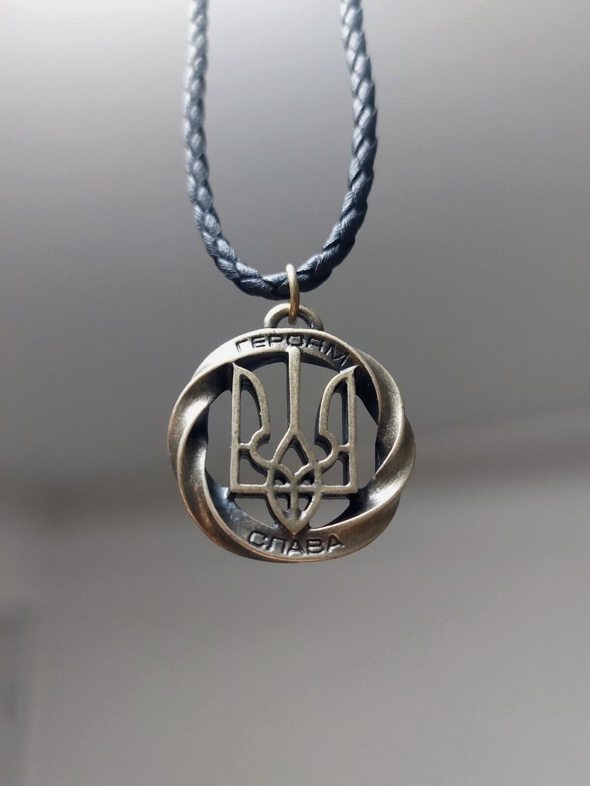 UKRAINIAN TRYZUB Pendant “Slava Ukraini” Trident Emblem Necklace Choker Metal