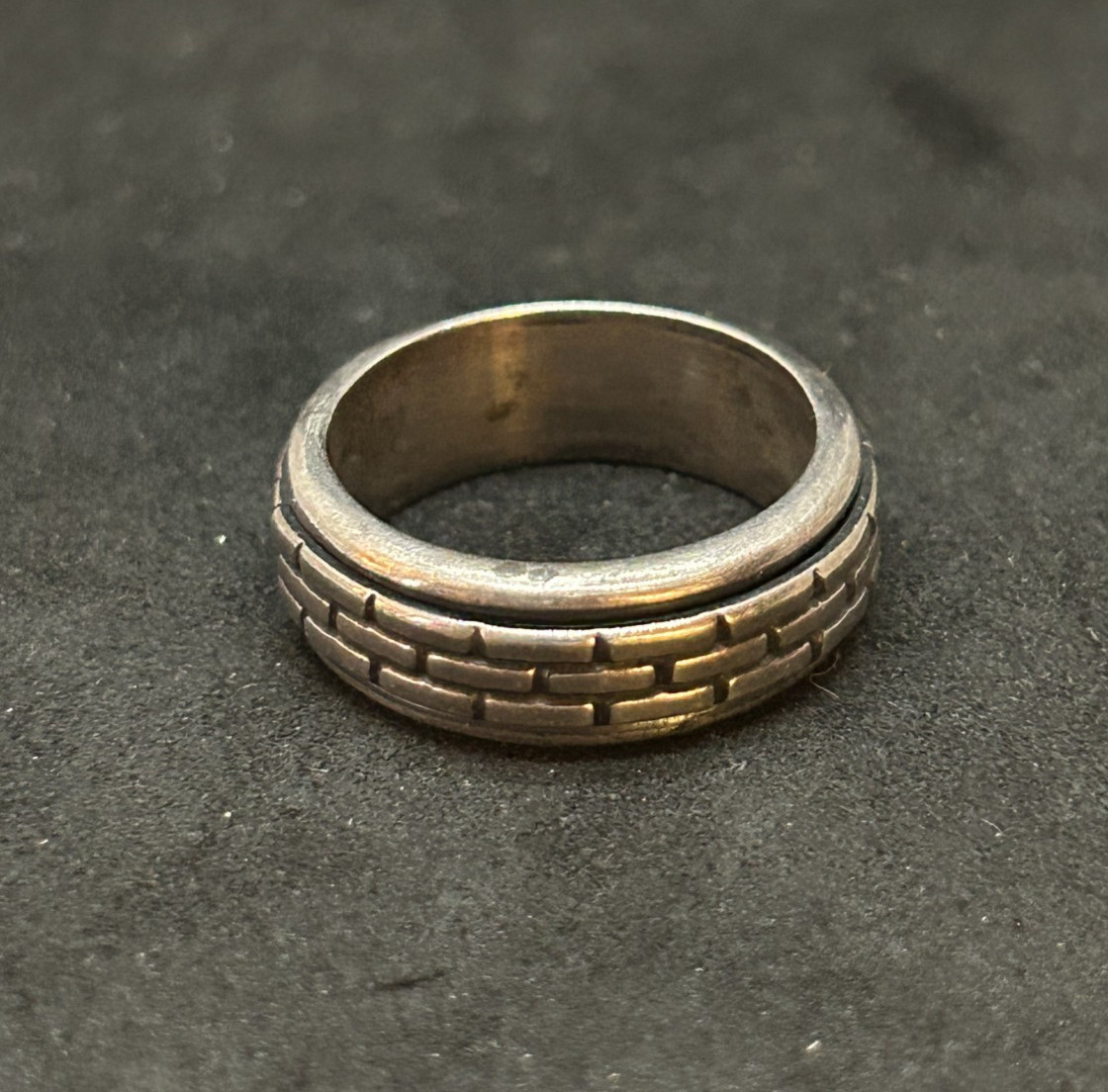 925 Sterling Brick Pattern Rotating Center Band Ring 7.5mm Sz 8.5 – 9.54g