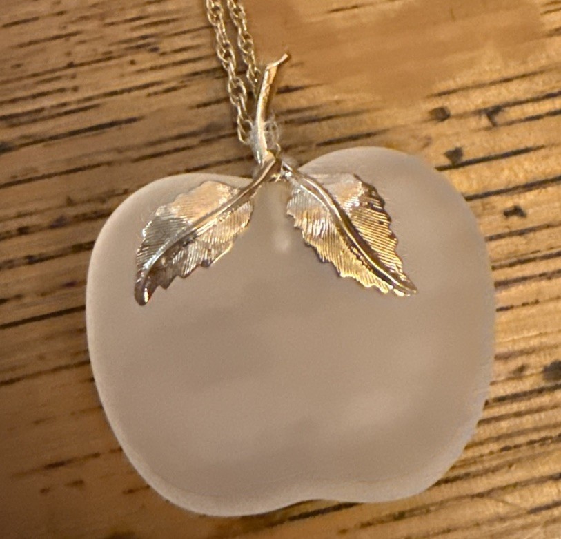 Vintage Avon Frosted Glass Apple Pendant Necklace Gold Tone Signed Fruit 28”