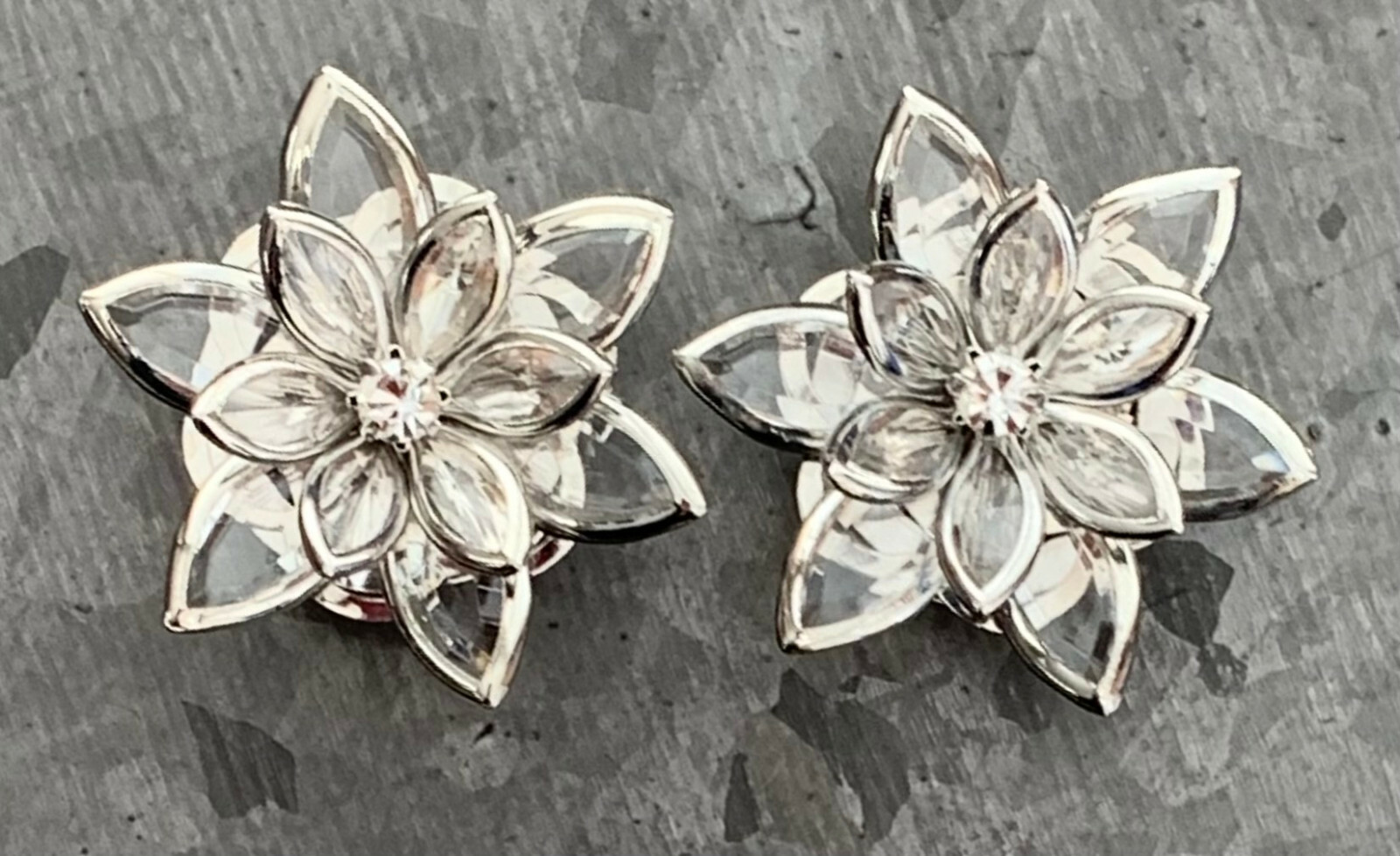 PAIR Crystal Petals Flower Steel Screw Fit Tunnels Plugs Earlets Gauges