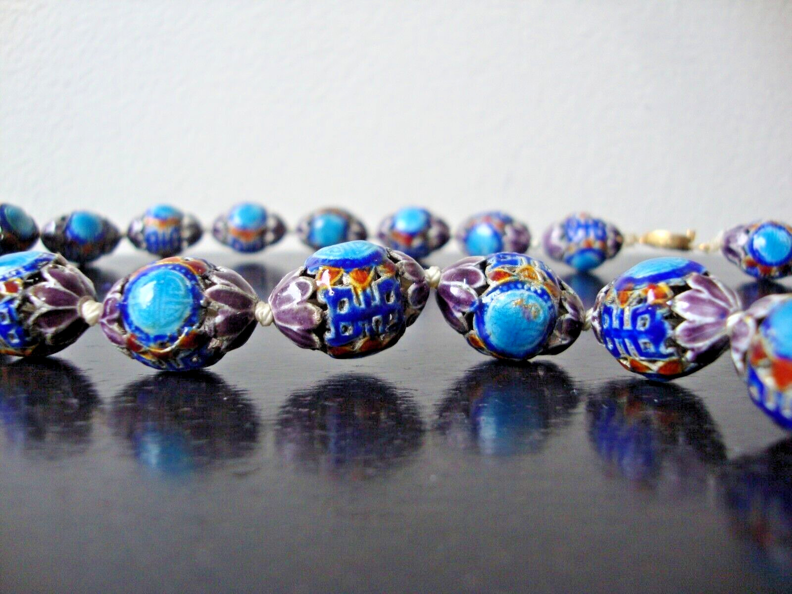 VINTAGE CHINESE EXPORT CLOISONNE MULTICOLOR DOUBLE SHOU SILVER EGG BEAD NECKLACE