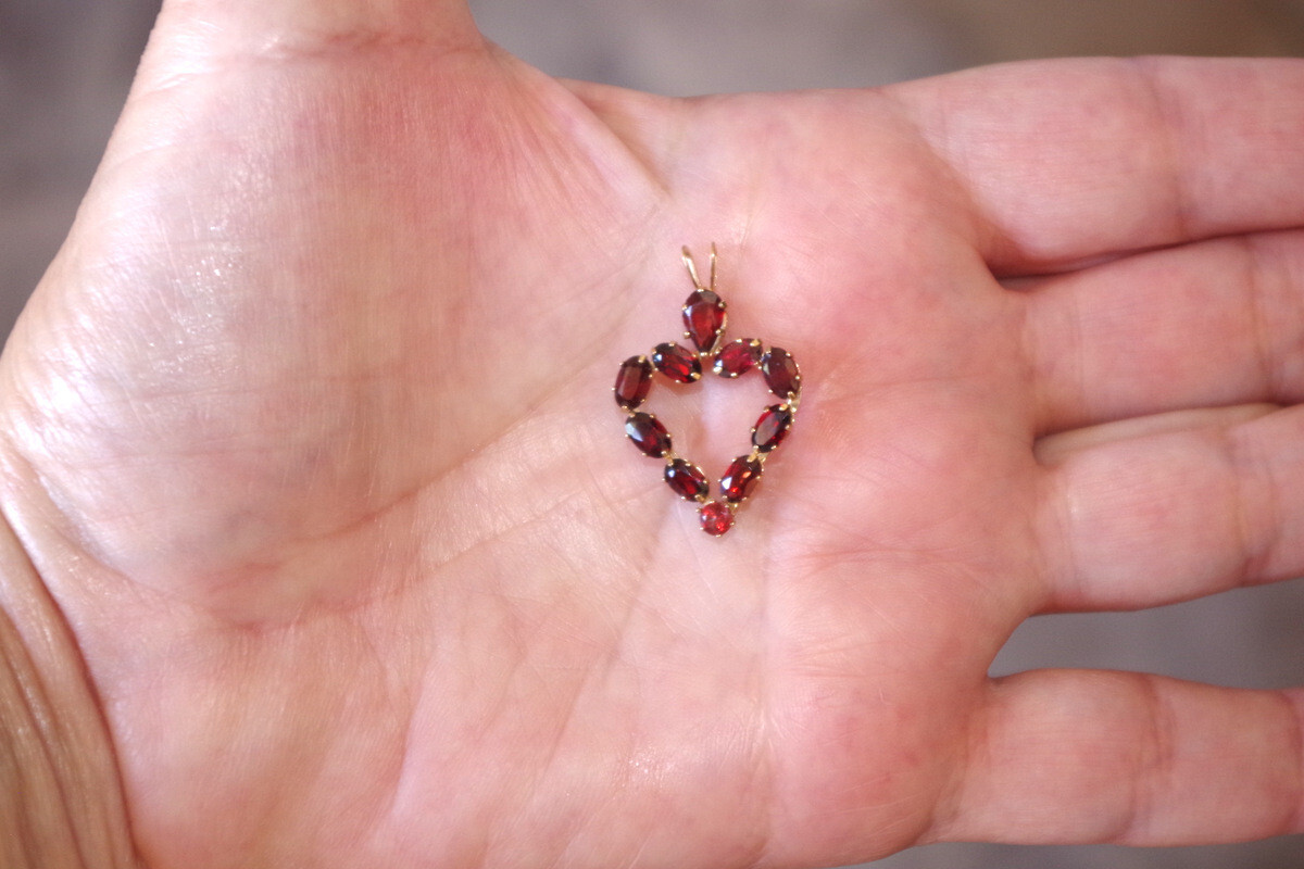 VINTAGE 10K GORGEOUS LARGE 26 MM OVAL MOSAMBIQUE GARNET FANCY HEART PENDENT