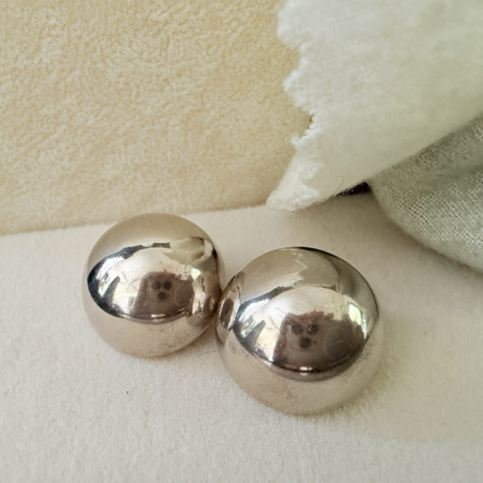 VTG. ESTATE MCM SHINY SILVER TONE BUTTON ROUND CLIP ON EARRINGS-(BG177)