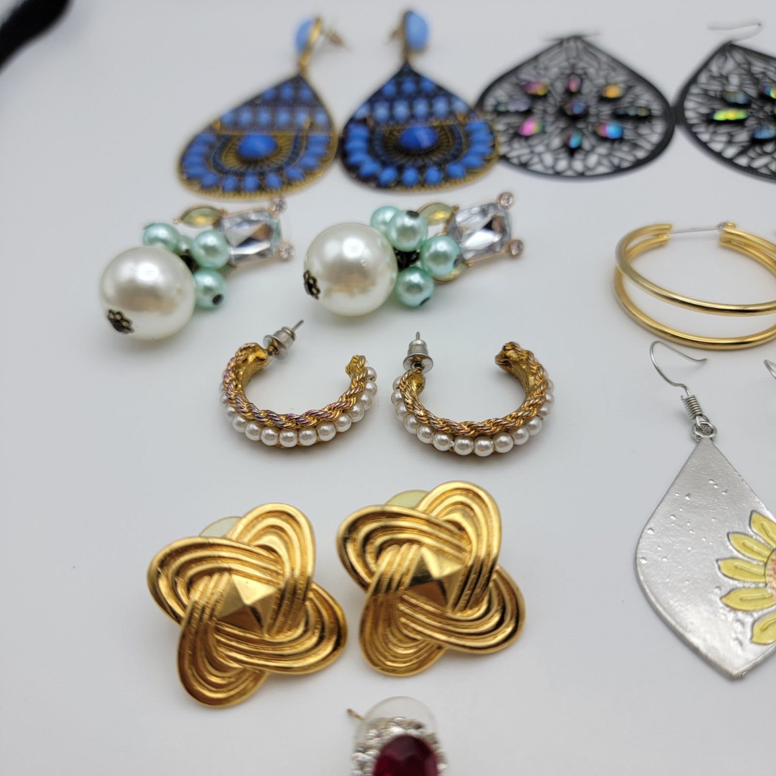 Fashion Earrings LOT 18-Pairs Style For Every Occasion Mixed Materials Mix Metal