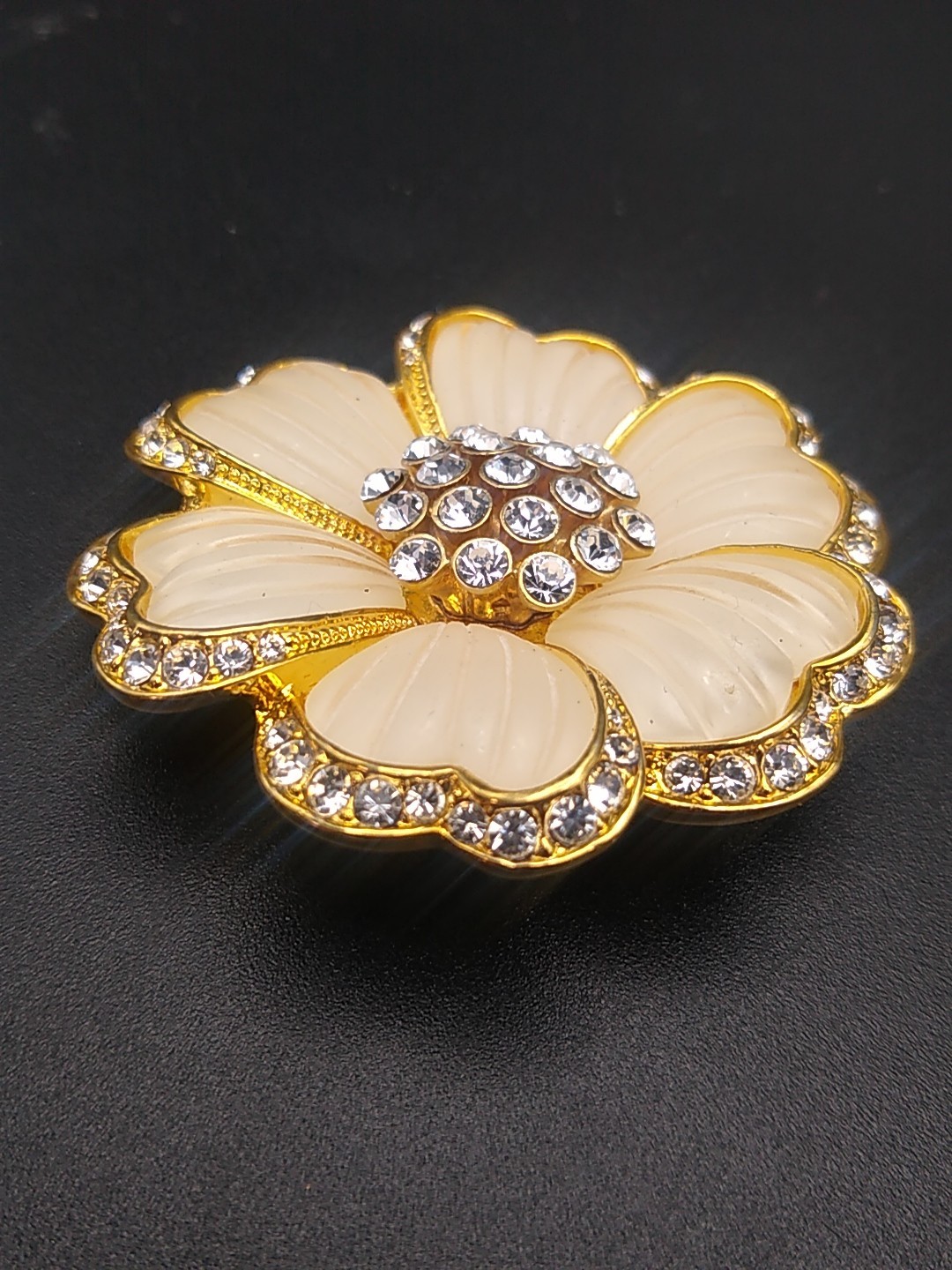 Possible Melania Trump Gold Tone Rhinestone Flower Brooch READ DESCRIPTION
