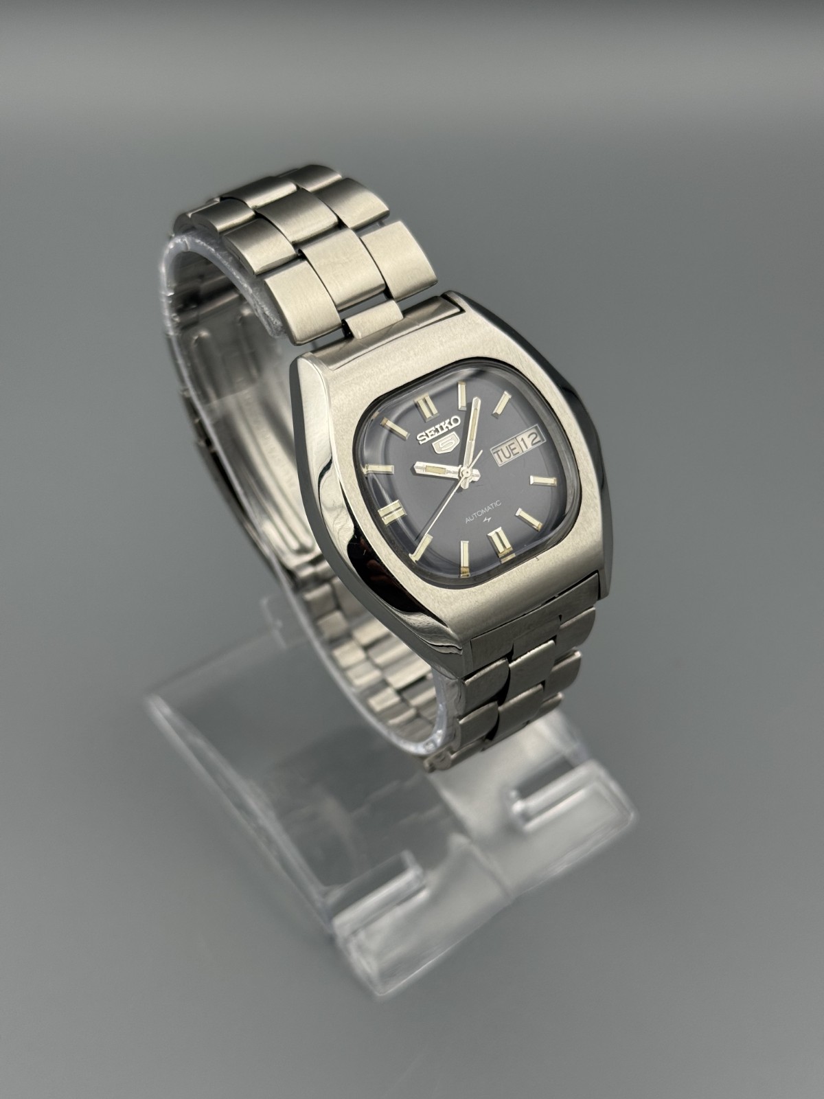 TV Shape Vintage Seiko 5 Automatic Black Dial Day/Date Men’s Wrist Watch Japan