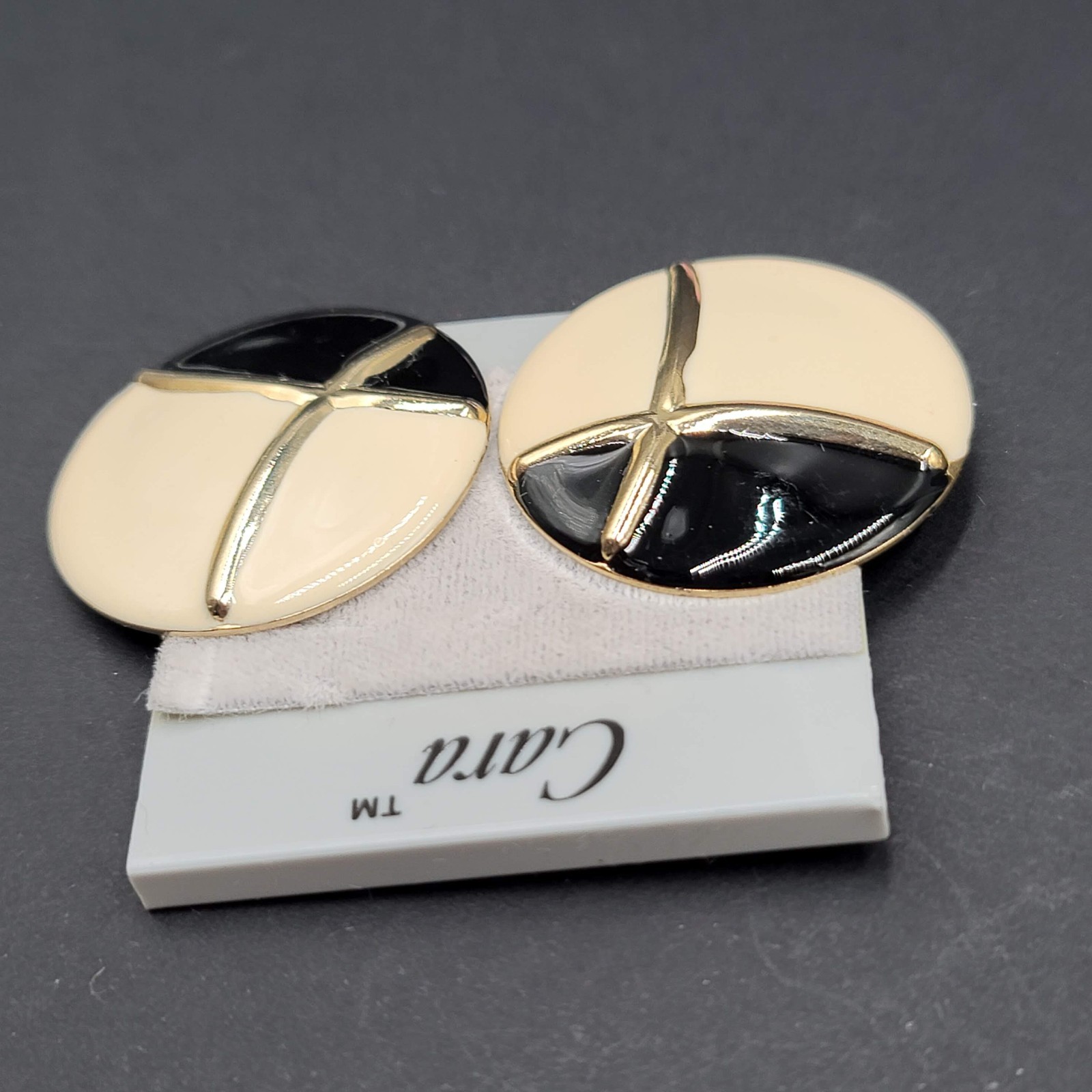 Vintage Black Cream Enamel Disc Cara Clip on Earrings NOS Prop 1.5 in