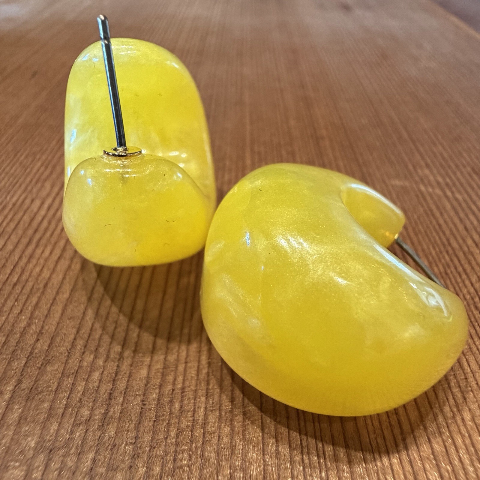 VTG Yellow Marbled Plastic Resin Chunky Huggy Hoop Earrings Crescent Statement