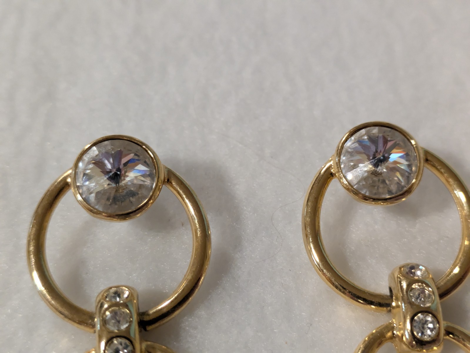 VINTAGE BIJOUX DESIGNS NEW YORK GOLD TONE TEARDROP PIERCED DROP EARRING STUNNING