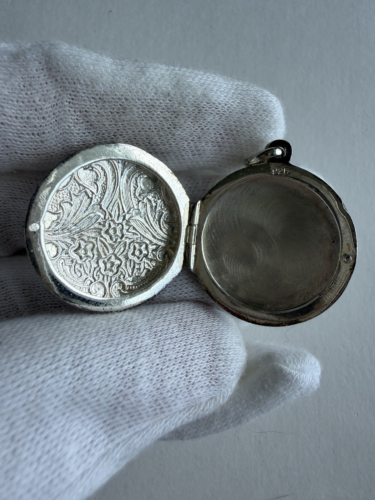 Vintage 925 Sterling Silver Round Floral Locket Pendant Engraved Photo Holder