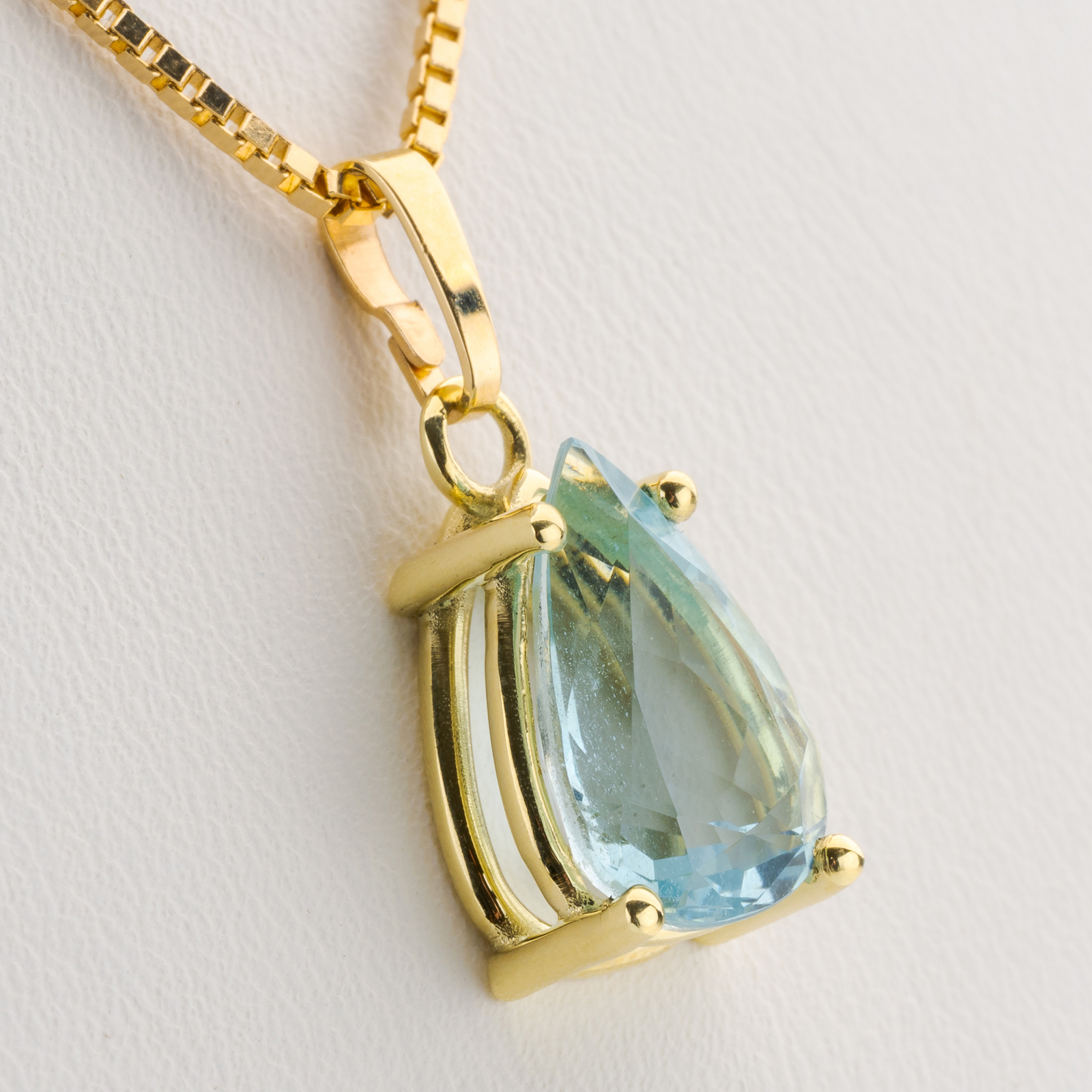 14k gold pendant with an aquamarine