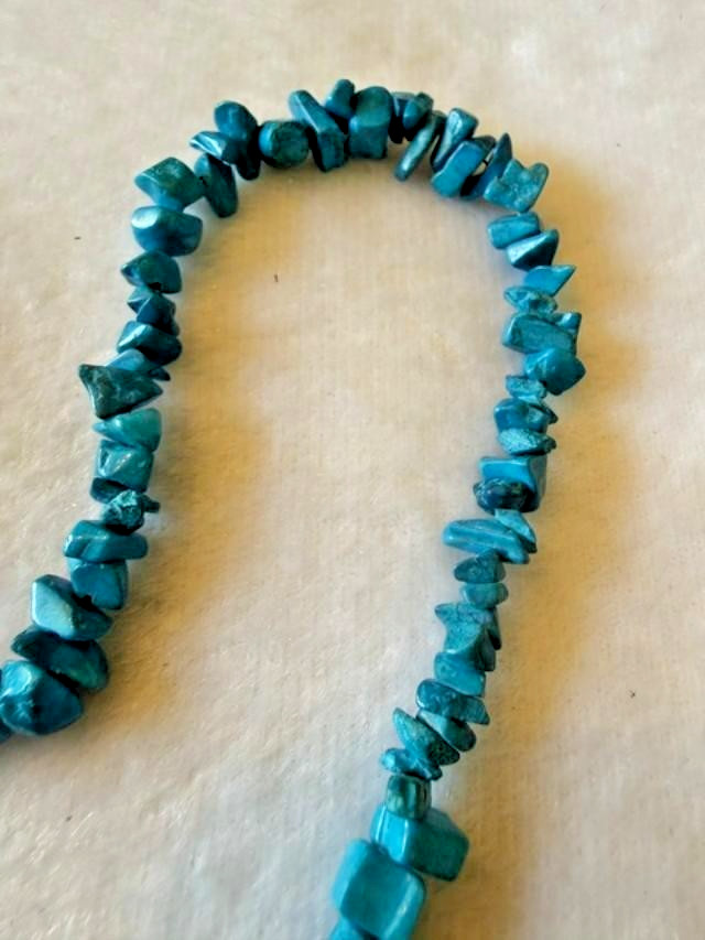 Vintage Blue Dyed Howlite Magnesite Chip Stone Necklace 19″ Gold Tone Clasp
