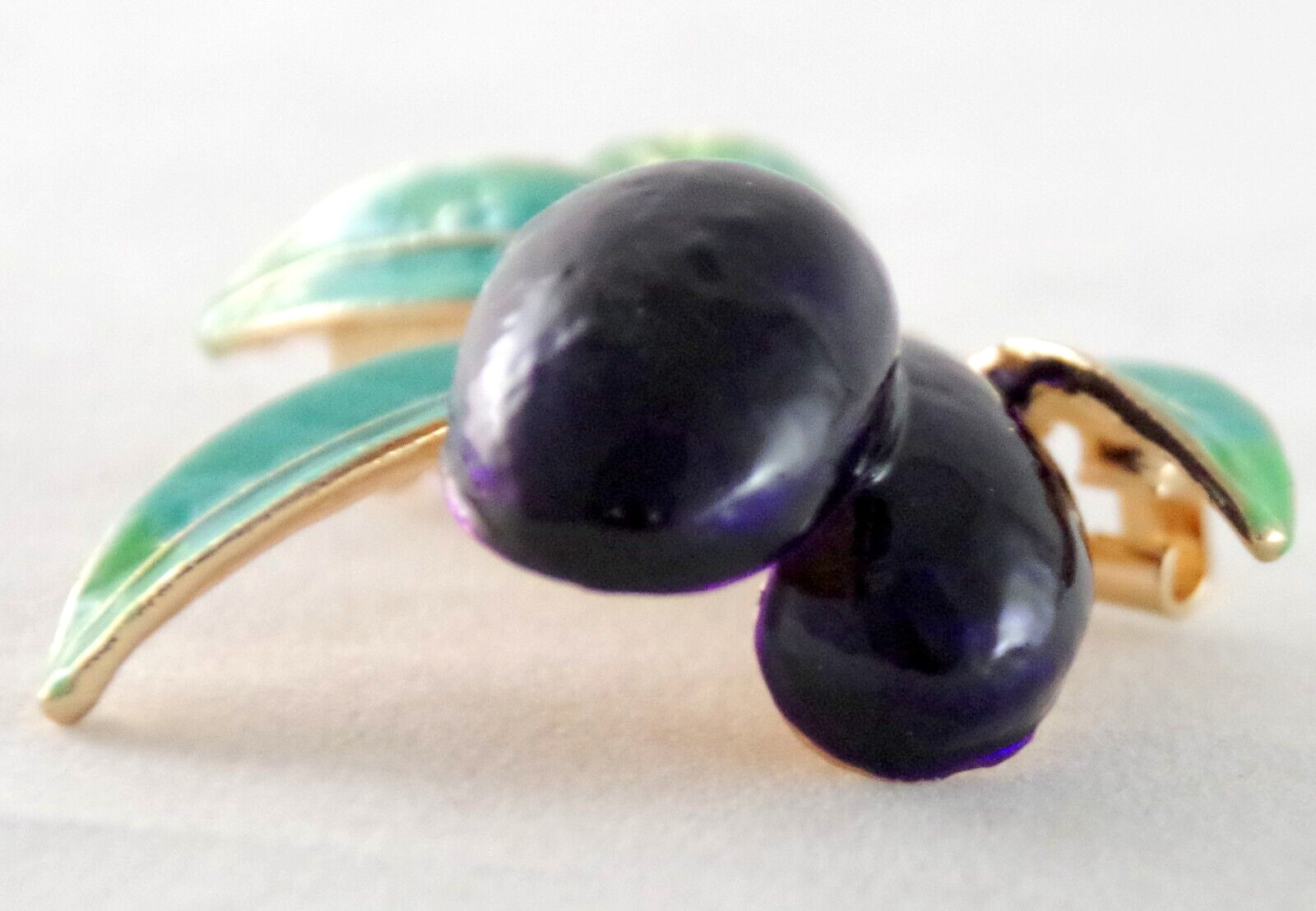 Pretty! 1.75″ NWOT HIGHLY DIMENSIONAL BLACK OLIVE FRUIT ENAMEL & GOLD BROOCH PIN