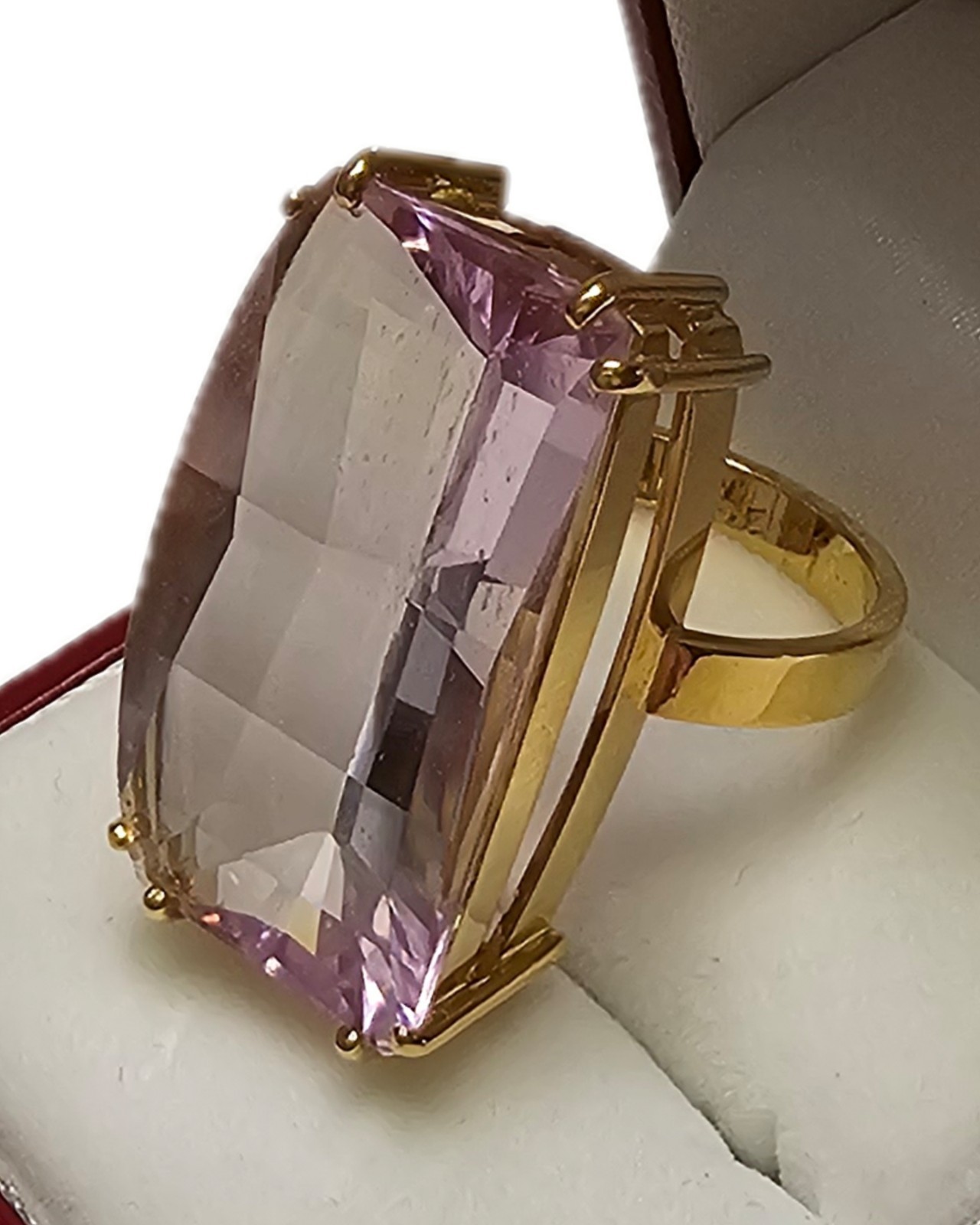 18ct Gold Ring With 28.35 carat Natural Kunzite