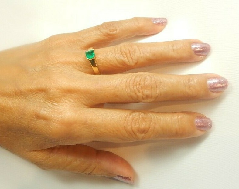 Colombian Emerald 0.96 Cts 18K Yellow Gold Size 6.75 Fine Jewels Muzo Mines