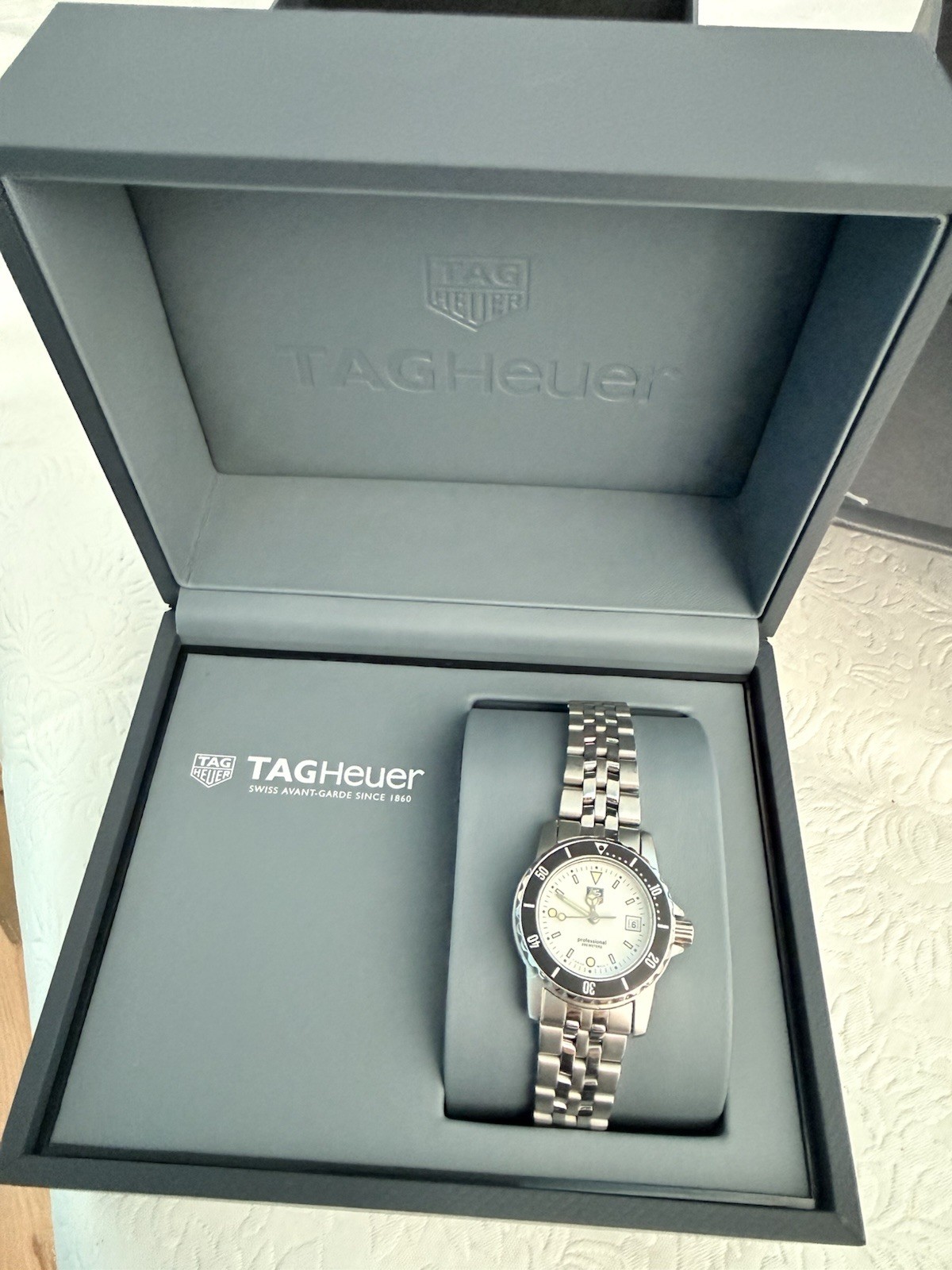 TAG Heuer 2000 Quartz 200m White Dial Date Steel Diver Watch w/ Box