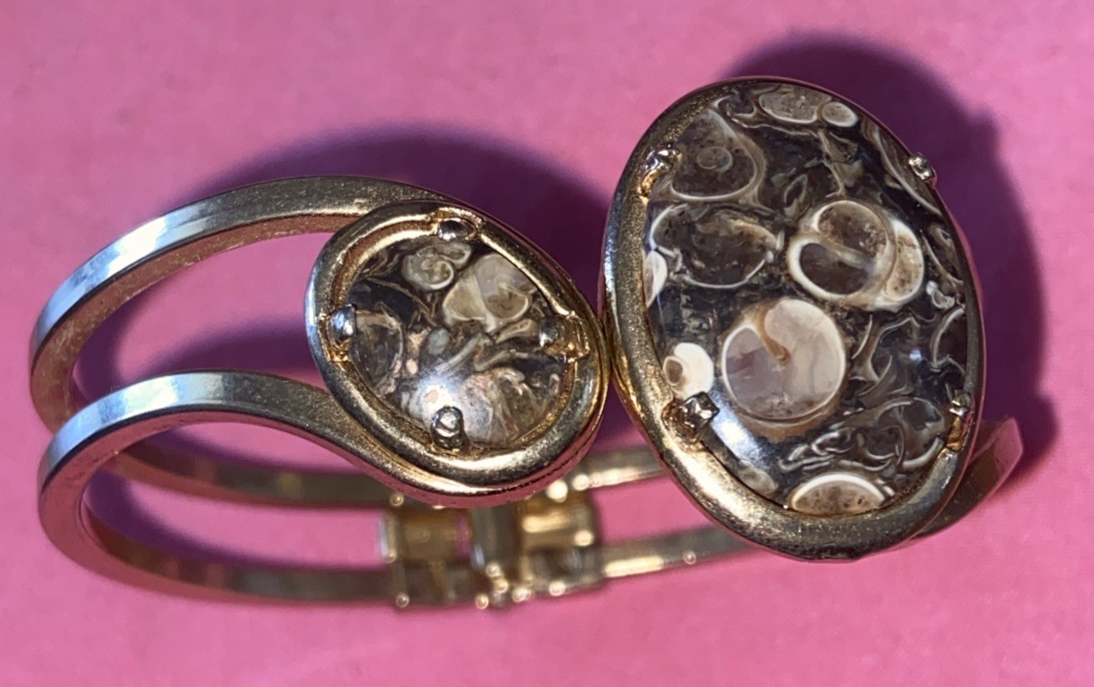 Vintage Agate Gold Tone Hinged Bracelet Measures Approx 6 1/2 Inches As Is Cond