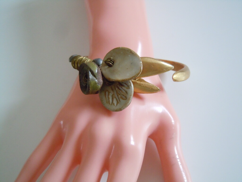 Bangle With Flower Decoration 81.4 G/6.8 X 6.6 Cm