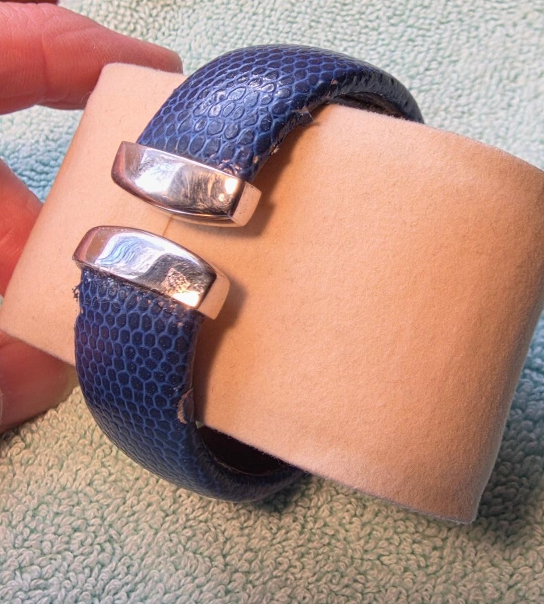 Joan Rivers Classics V377 Ladies Watch Sunburst Dial Blue Cuff New Battery – Vtg