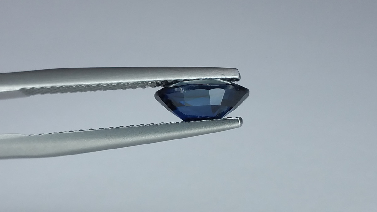 Sapphire Remarkable GIA Certified 1.38ct 8x6mm Oval