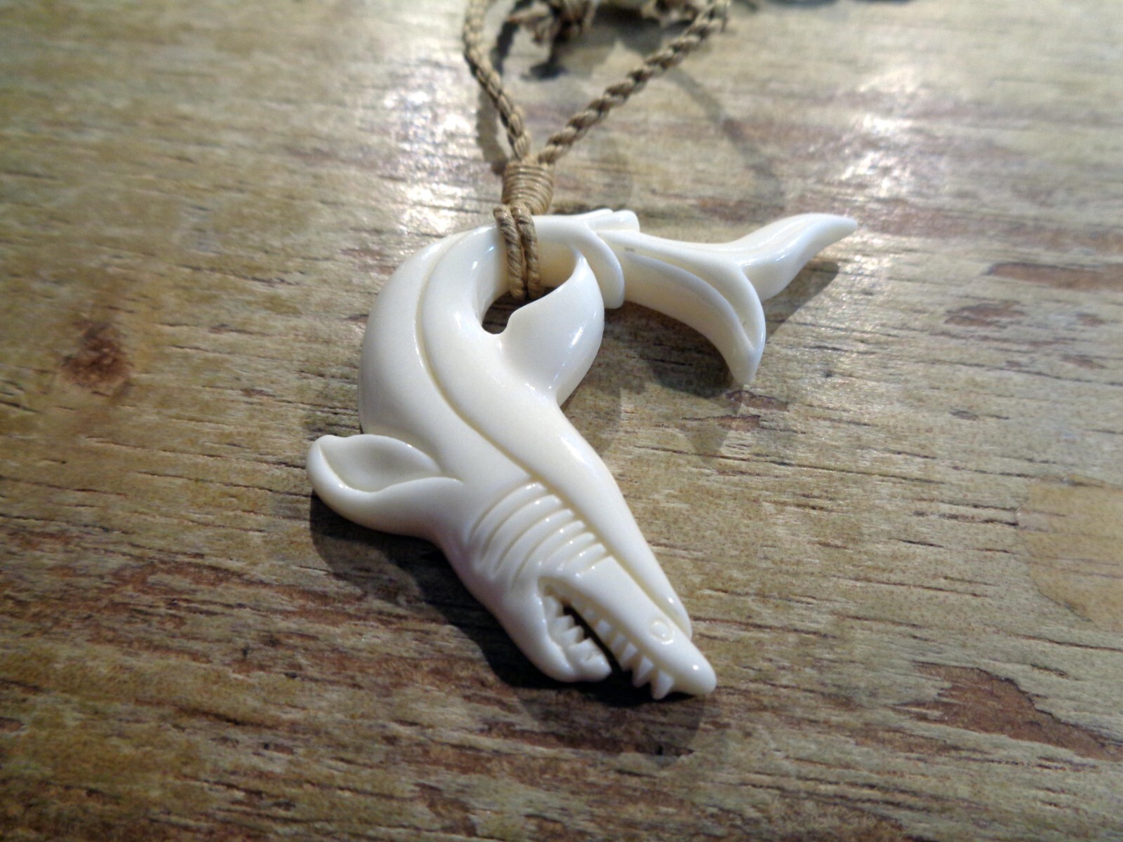 56MM CARVED WATER BUFFALO BONE HAWAIIAN MANO NIUHI SHARK PENDANT NECKLACE 28″
