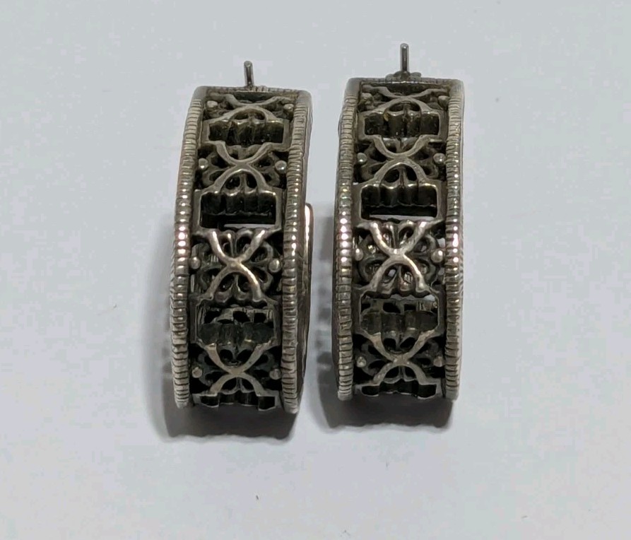 Silver Tone Oval Hoop Filigree Style Earrings 1″. Push Lock Closure. Textured.