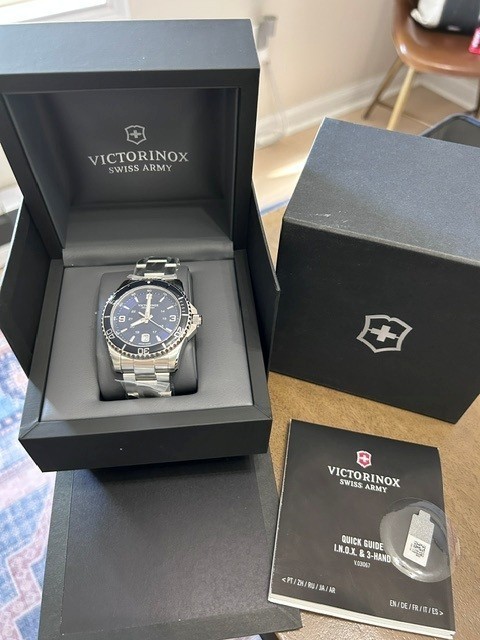 Victorinox Swiss Army Maverick Large Stainless Steel Blue Dial Mens Watch 241602