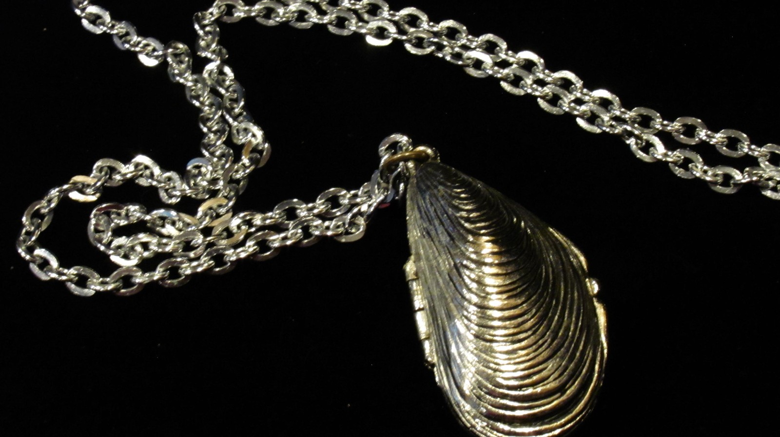 VTG Estee Lauder Aliage Mussel Shell Perfume Locket Pendant Necklace w/Perfume
