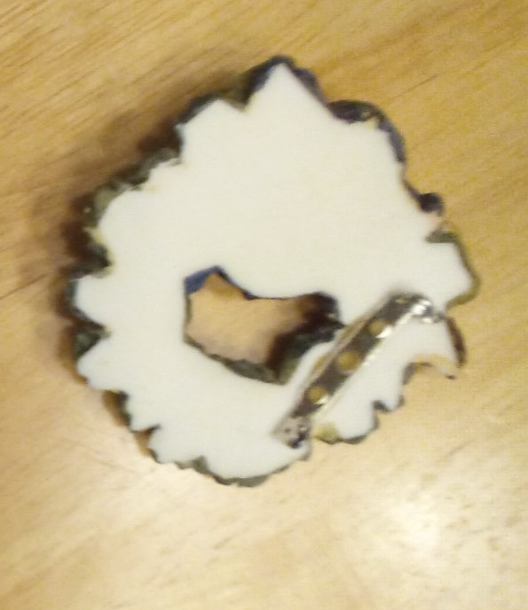 Green Frog with Yellow Flowers Wreath Resin Pin 2.25 Inch