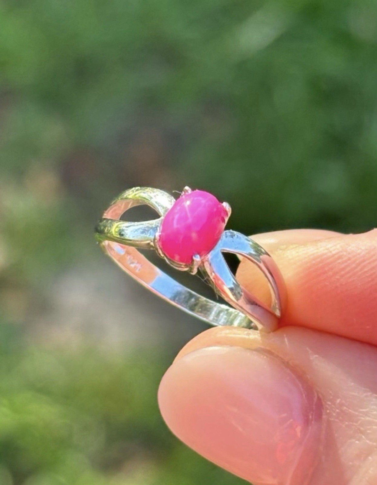 Stunning Ruby Star Sapphire 7x5mm Oval Cabochon 925 Sterling silver Ring size 6