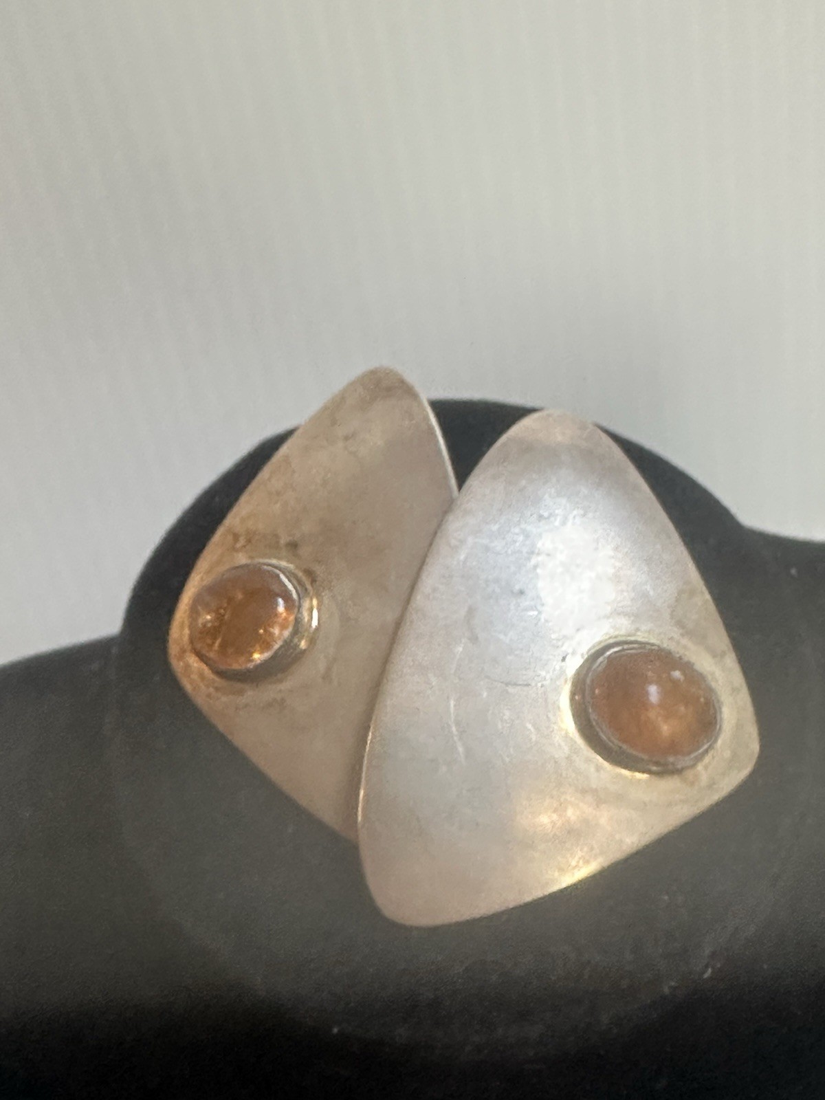 SUSAN CUMMINGS RARE MODERNIST STERLING SILVER AMBER CLIPON TRIANGULAR EARRINGS