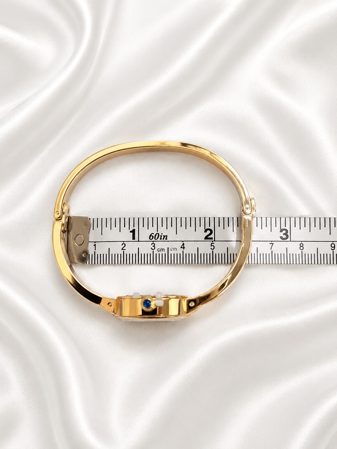 Women’s Gold Tone Analog Bangle Wristwatch 12-Hour Dial Round Indexes